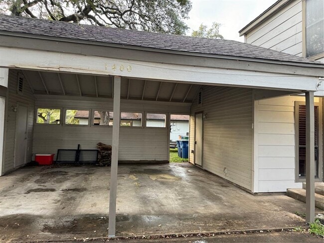 Building Photo - 1400 Matthews Ln