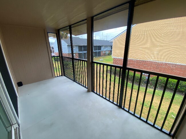 Building Photo - 200 Country Club Dr