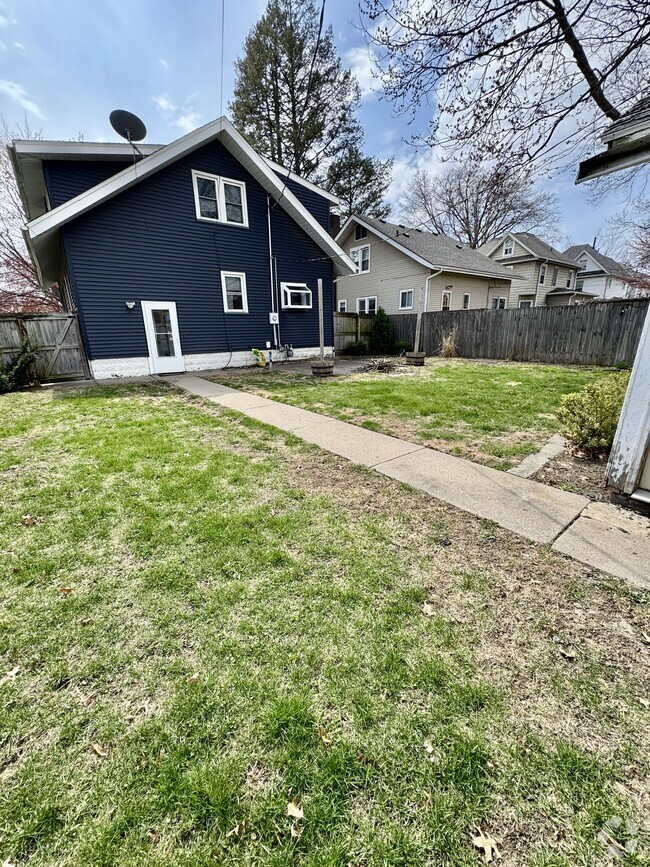 Building Photo - 1022 Grand Ct