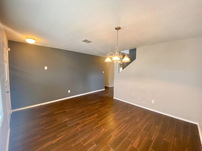 Building Photo - $300 OFF 1ST MONTH RENT IF YOU MOVE IN WIT...