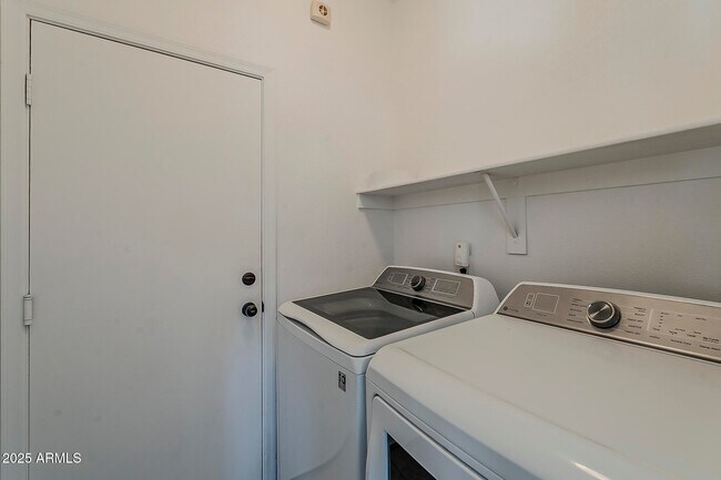 Building Photo - 2286 E Peach Tree Dr