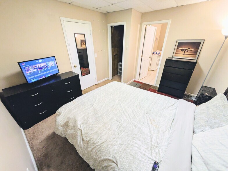 Building Photo - 396 Plantation Rd SW