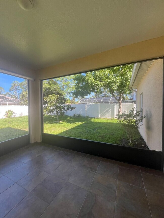 Building Photo - Updated Single family 3 / 2 with Screened ...