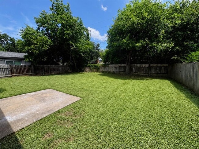 Building Photo - 817 Cactus Dr