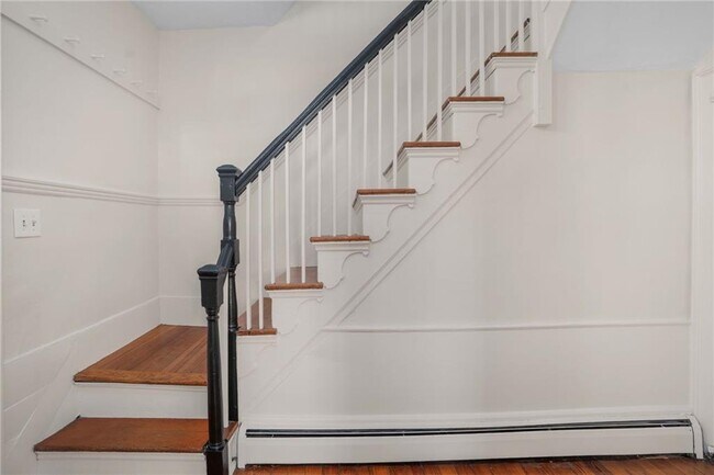 Building Photo - 14 Elm St