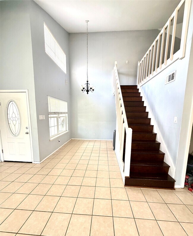 Building Photo - 7402 Alegria Dr