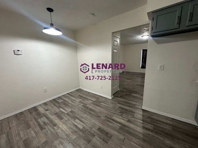 Building Photo - 2 Bedroom Home Available Now!