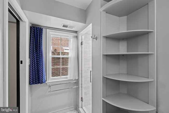 Building Photo - 810 Queen St