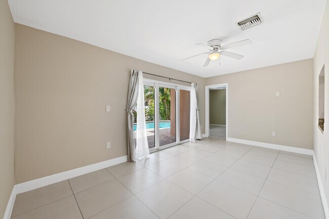 Building Photo - 313 SE 4th Terrace