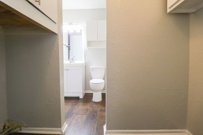 Building Photo - Recently renovated 2 Bedroom!