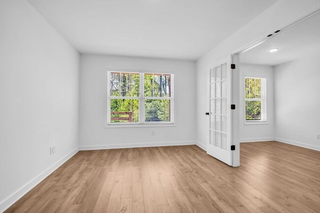 Building Photo - Modern Living in Bellevue