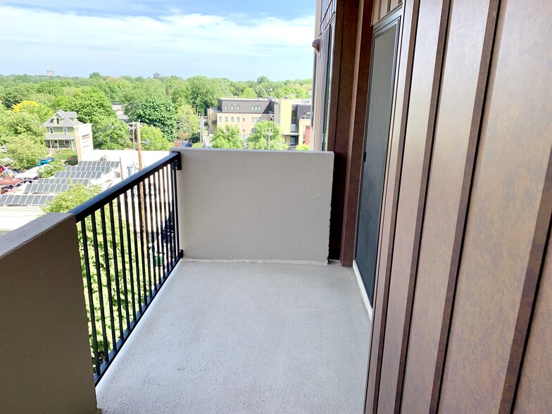Large balcony - 2800 W 44th St