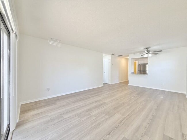 Building Photo - 5212 Peach Ave