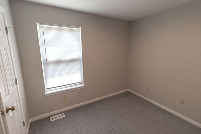 Building Photo - 212-214 Nikki Way