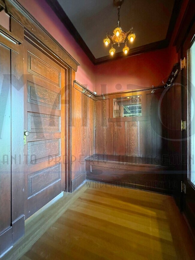 Building Photo - South Hill Swank