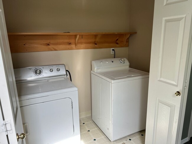 Building Photo - 2 Bed, 2 1/2 Bath townhome close to the Ri...