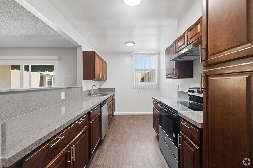 2BR, 2BA - 1,500SF - Kitchen - TARZANA 6170