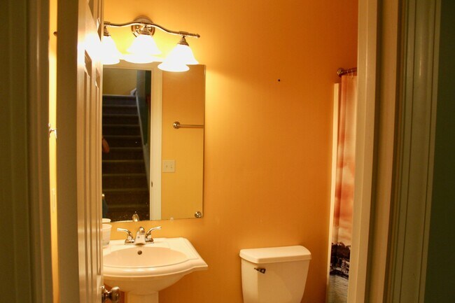 Building Photo - Large Townhome with a garage for rent! Lar...