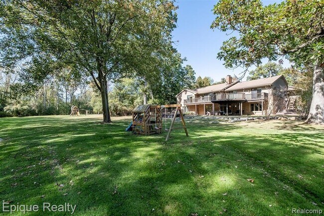 Building Photo - 135 W Hickory Grove Rd
