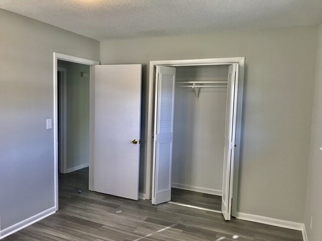 Building Photo - Newly Remodeled Duplex 2Bed/1Bath Off HWY 58!
