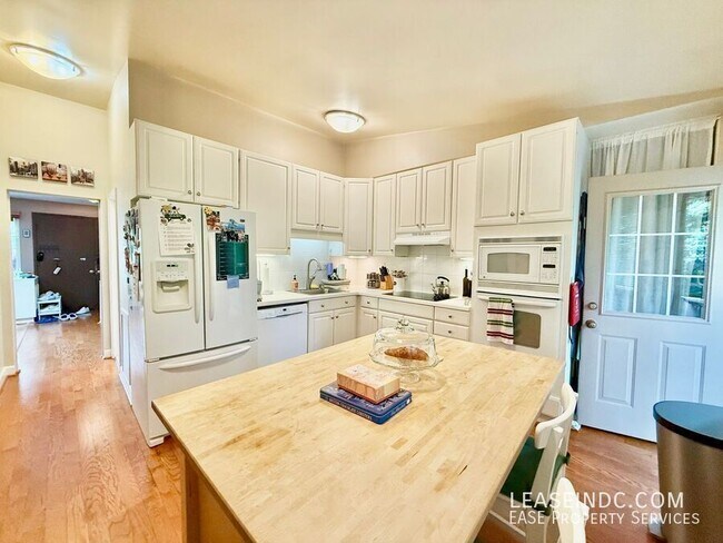 Building Photo - 6424 Hollins Dr
