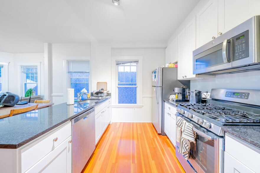 Primary Photo - 37 Magoun St