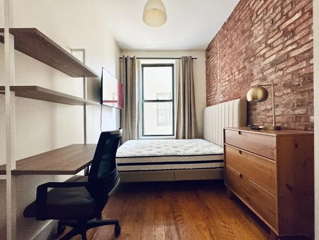 Building Photo - Furnished room/NOT APARTMENT