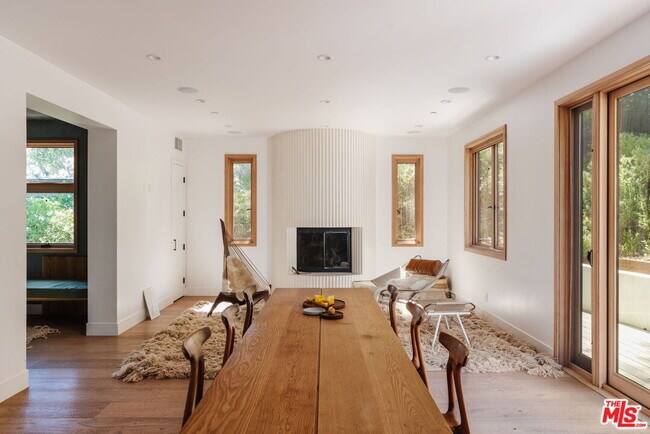 Building Photo - 1149 Old Topanga Canyon Rd