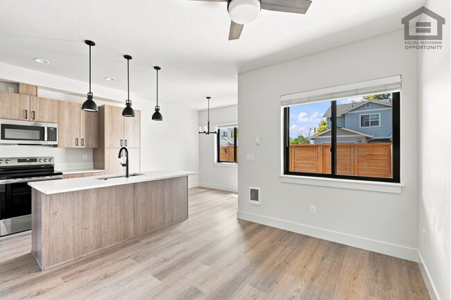 Building Photo - 2522 SW Yew Ave