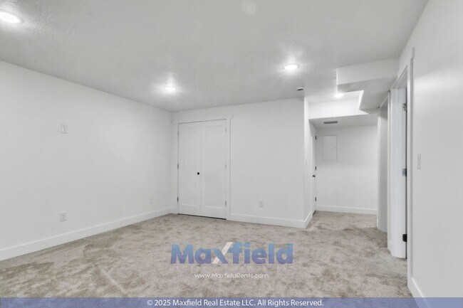 Building Photo - Spacious 5-Bedroom End-Unit Townhome with ...