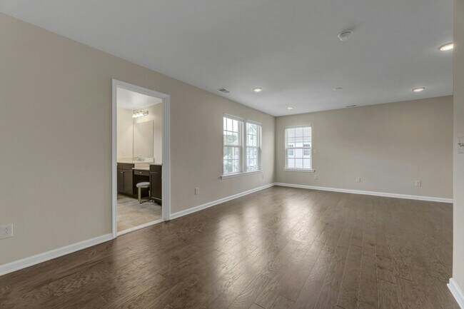 Building Photo - 704 Cottonwood Ct
