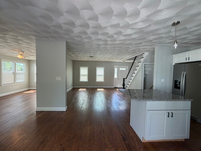 Building Photo - 93 Waterman Ave
