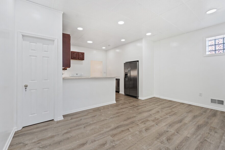Kitchen area view - 2500 Sarah St