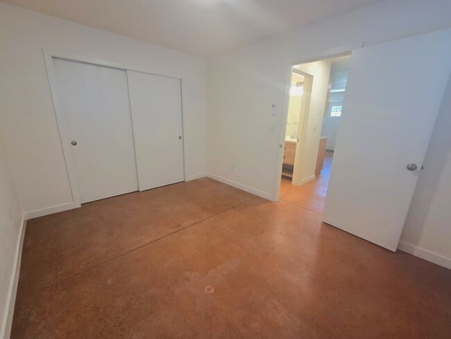 Building Photo - 534 Putnam St
