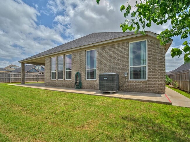 Building Photo - 915 Kings Canyon Rd