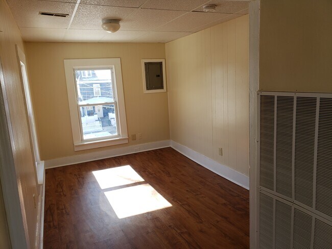 Building Photo - 121 S 6th St