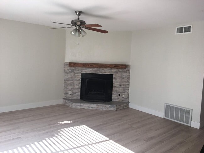 Building Photo - Freshly updated Woodside Park townhouse, c...