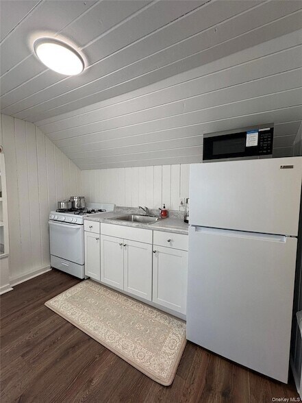 Building Photo - 134 Montauk Hwy