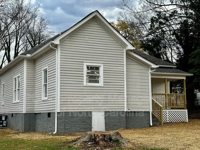 Building Photo - 504 Westside Dr