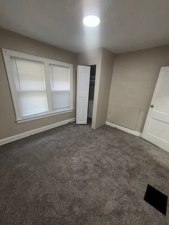 Building Photo - 2253 Summit St