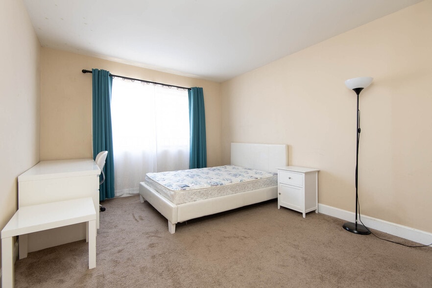 Building Photo - 10982 Roebling Ave