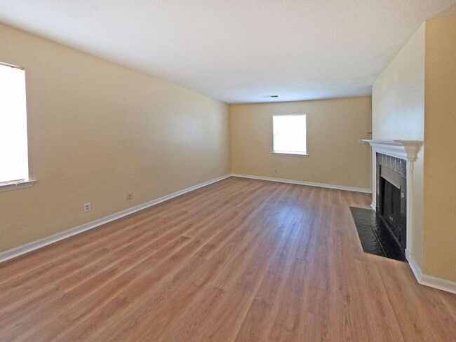 Building Photo - Charming 2-Bedroom Duplex in the Heart of ...