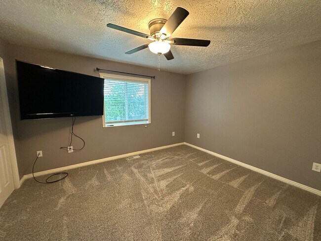 Building Photo - Cute and Cozy 2 Bed, 1.5 Bath Townhome in the Meadows!