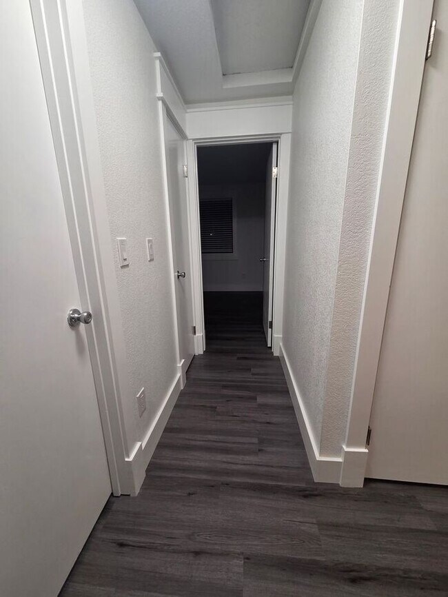 Building Photo - Must see Interior!! Tacoma 5 Bed with Large Fenced Back Yard on Dead End Street!