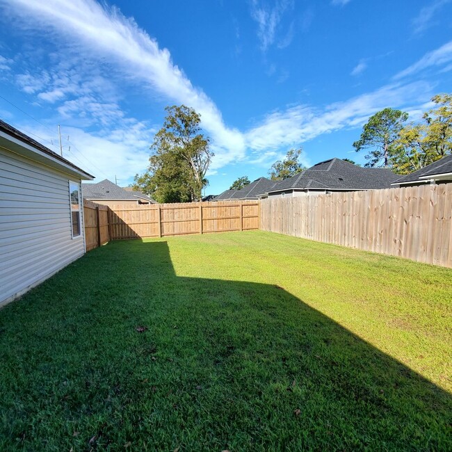 Building Photo - Modern 4-Bed, 2-Bath Home with 2-Car Garag...