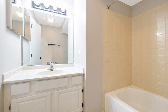 Building Photo - 690 Thorntree Ct