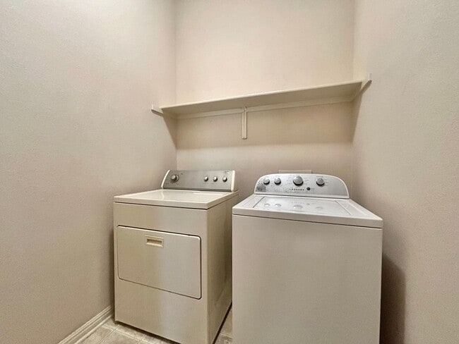 Building Photo - 1709 Bush Coat Ln