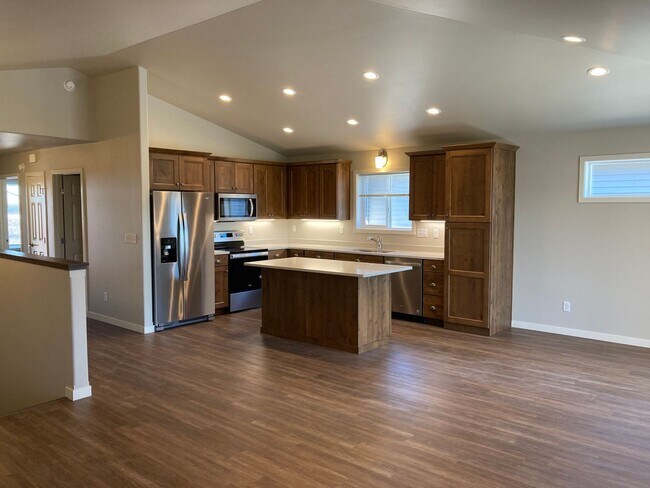 Building Photo - 4 Bed 3 Bath Twin Home