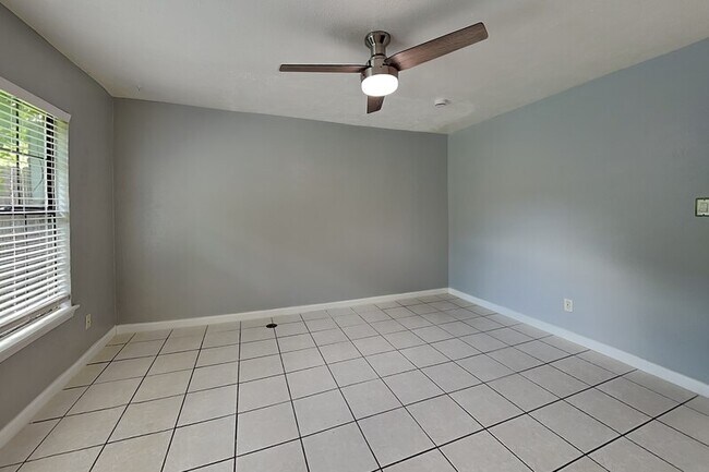 Building Photo - 420 Dollins St