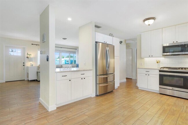 Building Photo - 731 44th Ave NE